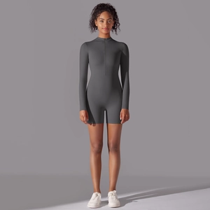 Dettaglio della tutina da yoga grigio scuro con colletto a zip ed elevata elasticità