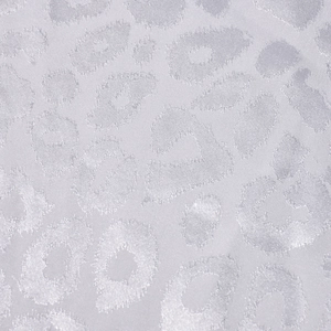 Gros plan du tissu satiné jacquard léopard blanc avec une texture soyeuse et brillante
