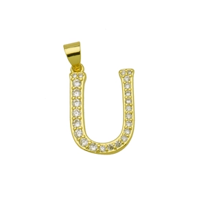 Détail d'un pendentif lettre U plaqué or 18k serti de zircons brillants sur fond blanc