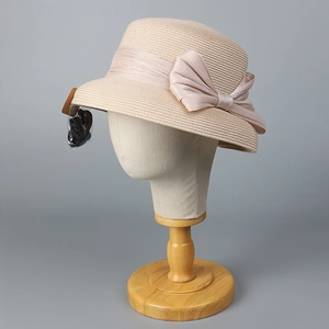 Elegante cappello a campana in paglia beige con grande fiocco in raso rosa champagne da donna