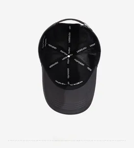 Vue détaillée de l'intérieur de la casquette grise avec coutures renforcées et logo