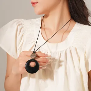 Collana lunga minimalista con anello nero e perla di agata marrone su modella