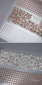 Détail macro de stickers ongles 3D avec motifs pied-de-poule et textures tissées