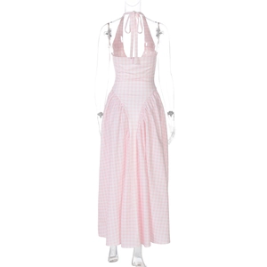 Rückansicht eines rosa karierten Neckholder-Kleides mit freiem Rücken und Faltenrock