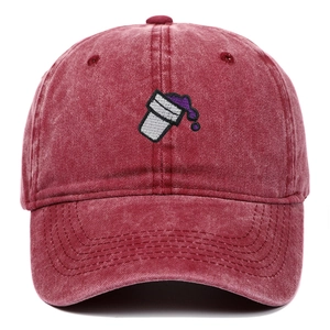 Détail de la broderie sur la casquette en coton délavé montrant texture et coutures
