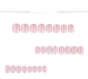 Vue détaillée de faux ongles carrés rose nude avec pointes blanches et rayures argentées brillantes
