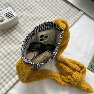Détail intérieur du sac en peluche jaune montrant la doublure et le rangement pratique