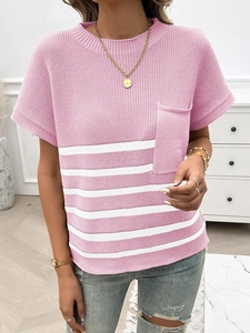 Detail eines rosa kurzärmeligen Strickpullovers mit weißen Streifen und einer Brusttasche