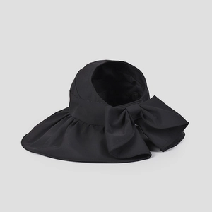Dettaglio di un grande fiocco decorativo su un cappello da sole nero anti-UV