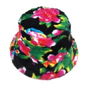 Détail du bob en fausse fourrure pelucheuse avec motif floral coloré pour l'hiver