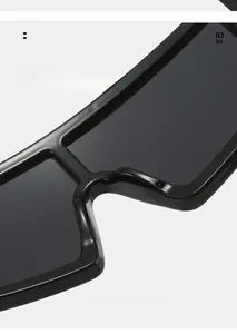 Detail der integrierten Nasenpads und des glänzend schwarzen Rahmens dieser Oversize-Sonnenbrille