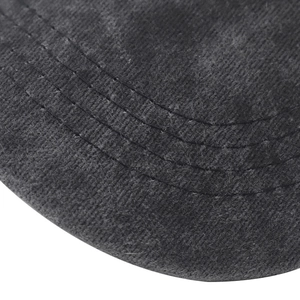 Detailansicht der gewaschenen Baumwolltextur und Dreifachnaht auf dem Schirm der Baseballkappe