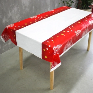 Détail de la nappe de Noël jetable avec bordures rouges et motifs de flocons de neige