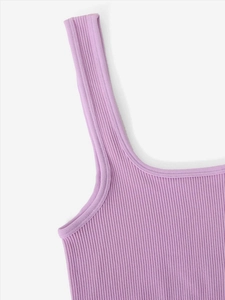Gros plan détaillé du tricot côtelé lilas montrant la texture sans couture et les coutures