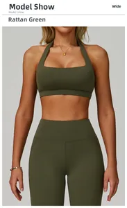 Détail de face d'un ensemble de yoga vert vigne avec brassière licou et legging