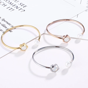 Set of 3 stainless steel open bracelets with pearls and flower design in gold and silver