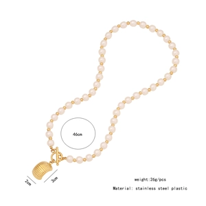 Détails du collier de perles en forme de cœur de 46 cm montrant l'acier et les dimensions