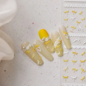 Reliefierte gelbe Nagelsticker mit Spitzenmustern und zarten weißen Libellen-Aufklebern