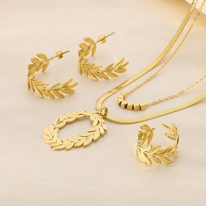 Parure de bijoux dorés avec collier à deux rangs, boucles d'oreilles C et bague feuille