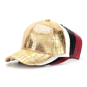 Pile de casquettes de baseball avec motif peau de crocodile en plusieurs couleurs