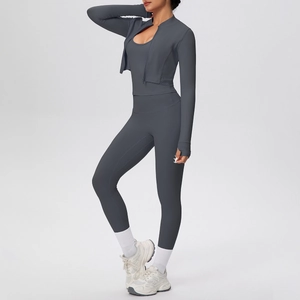 Dettaglio del set fitness grigio scuro 3 pezzi con giacca zip, gilet e pantaloni yoga