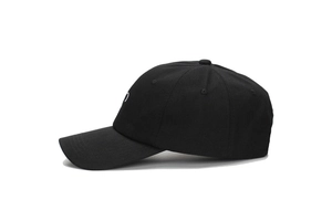 Détail de la broderie cœur blanche sur une casquette de baseball noire avec œillets