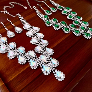 Vue détaillée des parures en cristal taille poire en vert émeraude et blanc iridescent