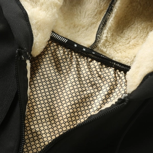 Details von Jackenkragen mit Sherpa-Fleece-Futter und Thermo-Wärme-Reflexionspunkten