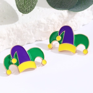 Detalle de pendientes de sombrero de bufón en esmalte púrpura verde y dorado