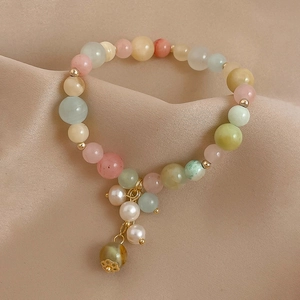 Détail de perles en cristal colorées et de charms en perles sur bracelet stretch