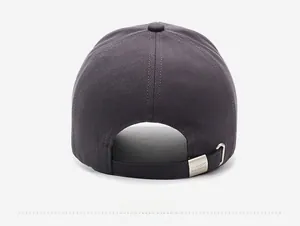 Sangle réglable de la casquette grise avec gravure FARD sur la boucle métal