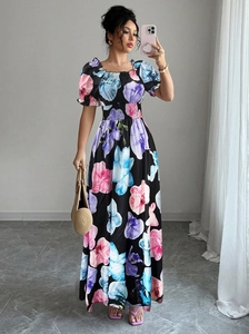 Détail d'une robe fleurie à manches bouffantes avec col carré et taille haute élastique