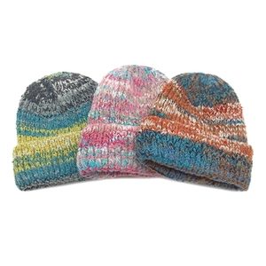 Trois bonnets en tricot colorés avec rayures et dégradés pour l'automne et l'hiver