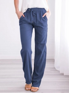 Vue détaillée du pantalon en coton et lin bleu foncé avec taille élastique à cordon