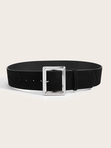 Détail d'une ceinture noire en daim avec boucle rectangulaire en métal argenté