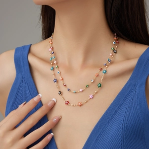 Collier double rang perlé avec étoile de mer et breloques œil bleu sur mannequin