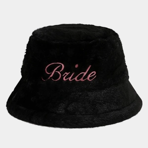 Détail de la broderie Bride sur un chapeau bob en fausse fourrure noire d'hiver
