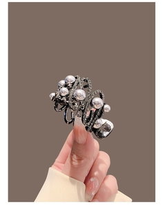 Détail de la pince à cheveux queue de cheval avec perles et strass sur alliage noir