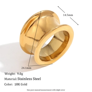 Vue macro d'une bague large en acier inoxydable plaqué or 18K avec dimensions précises