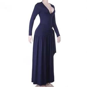Détail d'une robe longue bleu marine à col en V profond, manches longues et nœud à la taille