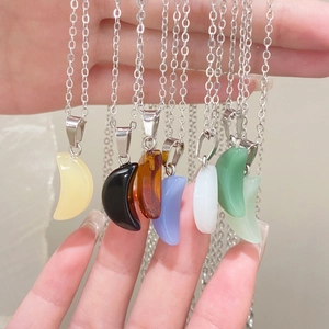 Maanvormige natuursteen kettingen in zeven kleuren met een elegante zilveren ketting