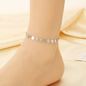 Bracelet de cheville en acier argenté à maillons nez de porc sur fond de soie beige
