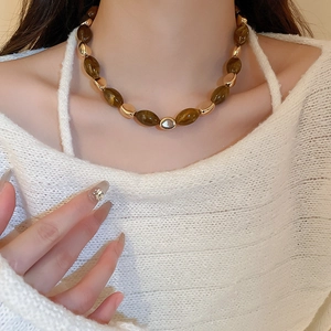 Retro amber oval resin bead necklace with gold metal accents for women's jewelry