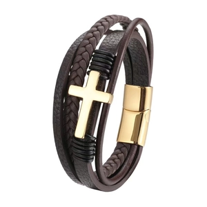 Bracelet punk multicouche en cuir marron avec croix dorée et fermoir magnétique