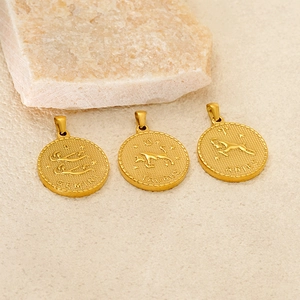 Drei runde 18K Gold Sternzeichen Anhänger mit Gravur auf Naturstein präsentiert