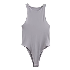 Dettaglio di un body grigio senza cuciture con scollo all'americana in tessuto elastico