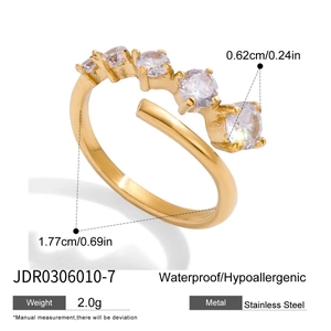 Detalle de anillo de acero inoxidable de 18K con cinco circonitas blancas redondas
