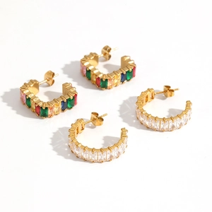 Boucles d'oreilles C en acier doré avec des pierres en zircone colorées et claires