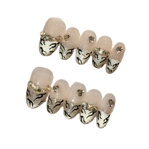 Unghie finte Y2K fatte a mano stile francese con glitter dorati, strisce di tigre e strass