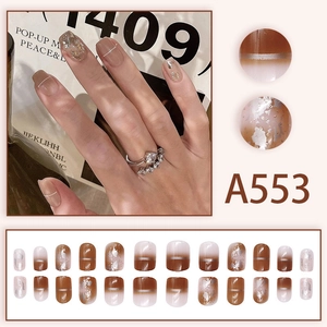 Détail de faux ongles dégradé café et blanc avec feuilles d'argent et ensemble complet A553